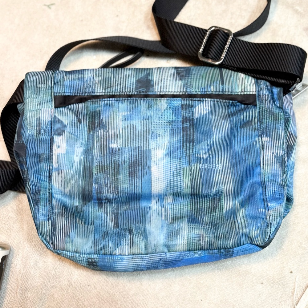 Lululemon Athletica Abstract Blue Crossbody Bag - Picture 4 of 13